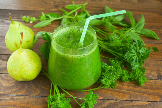 green smoothie in glass