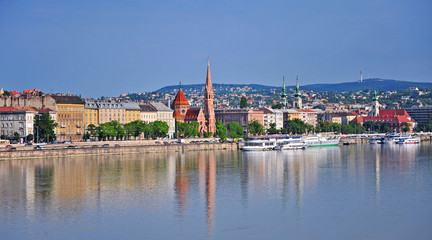 Obraz premium View of the riverside of Budapest city centre