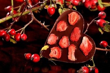 serce z czekolady z kawałkami truskawek