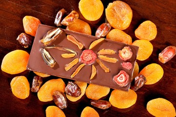 czekolada z suszonymi owocami - obrazy, fototapety, plakaty