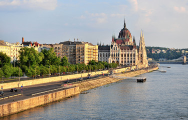 Obraz premium Parliament of Budapest city on sunset