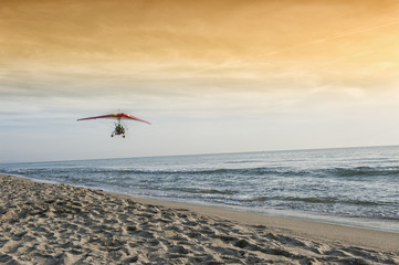 Deltaplano a motore sulla spiaggia