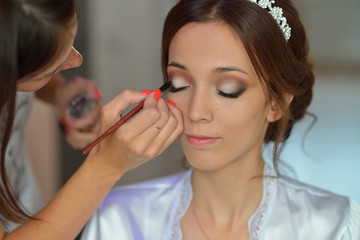 Stylist makes makeup bride on the wedding day