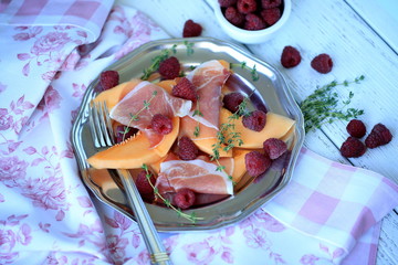 Salad with melon, raspberries & prosciutto