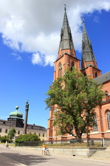 Blick auf die Domkirche St. Erik und das Gustavianum in der Altstadt von Uppsala