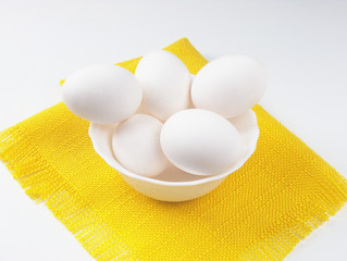 Eier im Teller auf der Serviette