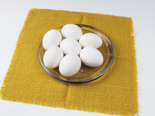 Eier auf dem Glasteller