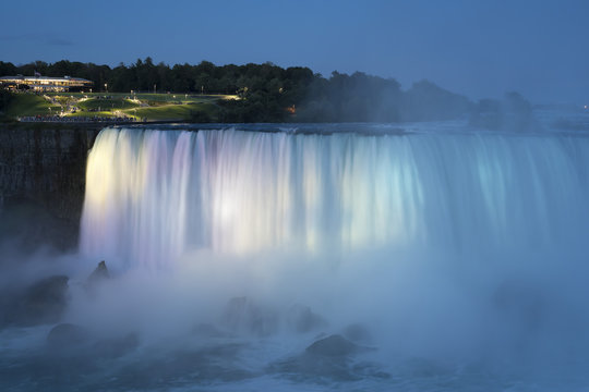 Canada, Ontario, Niagara Falls, Lake Ontario in the evening