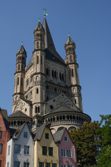 Groß St. Martin mit Altstadthäusern in Köln am Rhein