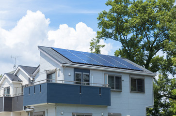 住宅　新築住宅　イメージ　ソーラーパネル設置　快晴　青空　緑