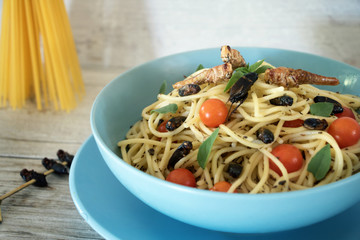 Insektenfood - Spaghetti mit Heuschrecken und Grillen
