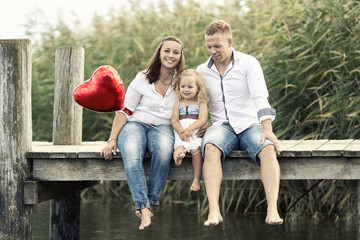 Strandurlaub mit Familie, Familie sitzt am Steg