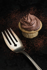 Cupcake mit Gabel auf einem alten Backblech
