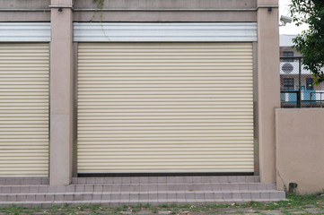 Fototapeta premium Duży pusty billboard na ścianie ulicy, banery z miejscem na dodanie własnego tekstu