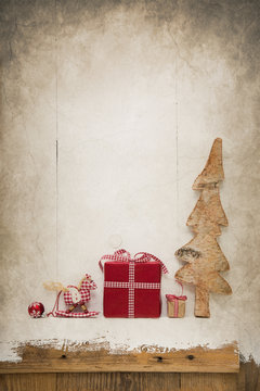 Rustikale vintage Weihnachtsdekoration mit rot weiß karierte Geschenke auf Holz Hintergrund alt.