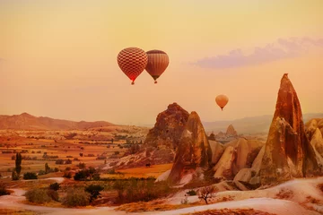 Tuinposter Foto van de dag Heteluchtballonnen vliegen over de pittoreske regio Cappadocië, Turkije