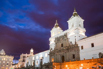 Fototapeta na wymiar Plaza de San Francisco in old town Quito