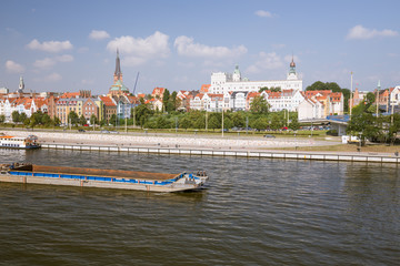 Szczecin / widok na miasto zza rzeki Odry