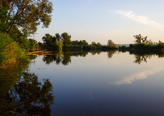 Тихое озеро утром