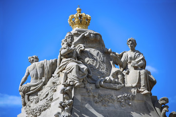 Obraz premium Statues on top marble bridge, Christiansborg palace gates in Cop