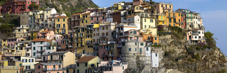 panorama sur les maisons colorées d'un village sur des falaises
