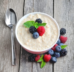 Porridge with berries