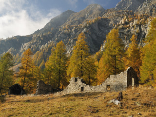 Ruderi ai piedi della montagna