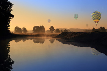 Lot balonów o wschodzie słońca. - obrazy, fototapety, plakaty