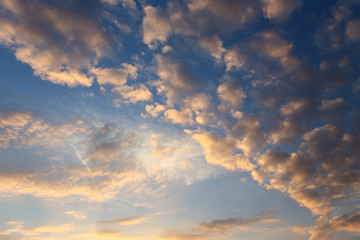 Obraz premium Chmury podświetlone popołudniowym słońcem
