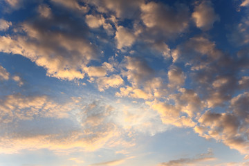 Fototapeta premium Chmury podświetlone popołudniowym słońcem