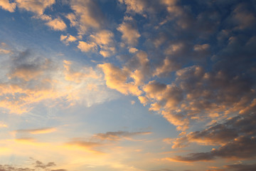 Obraz premium Chmury podświetlone popołudniowym słońcem