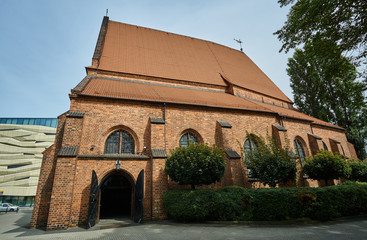 Fototapeta na wymiar The entrance to the Gothic, Catholic church in Poznan.