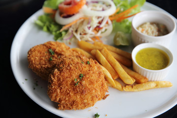 fish and chips with sauce