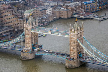 Obrazy na Plexi  Londyn, Anglia - Widok z lotu ptaka na słynny na całym świecie most Tower Bridge