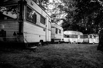 Caravane vintage, dans son jus, vielle caravane en noir et blanc