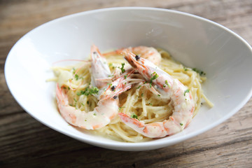 Spaghetti white sauce with shrimp