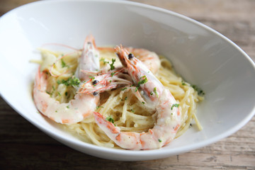 Spaghetti white sauce with shrimp