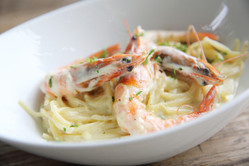 Spaghetti white sauce with shrimp