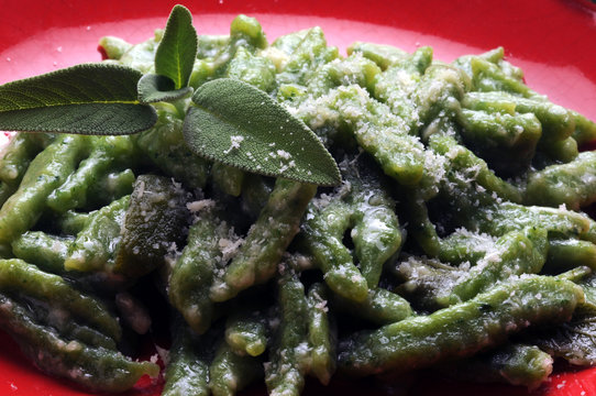 Sp&auml;tzle Kn&ouml;pfle Spatzle Sp&auml;tzl&acirc; Spatzles Spatz&acirc; Sp&auml;tzli 슈페츨레 Spatzen Spatzln Nokedli Csipetke شبتزلي  Galuska Szpecle Шпецле 德国面疙瘩 שפצלה 