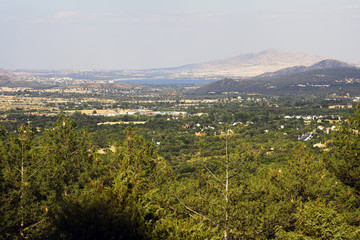 Embalse de Manzanares El Real visto desde el Monte Cabeza Mediana, de Becerril de la Sierra. Madrid. España