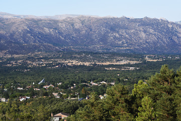 Fototapeta premium Afueras de Becerril de la Sierra. Madrid. España. Monte del Alto del Hilo y la Maliciosa de fondo.
