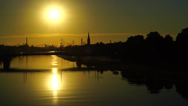 Mannheim - Blick zur Nachbarstadt Ludwigshafen an einem hei&szlig;en Nachmittag