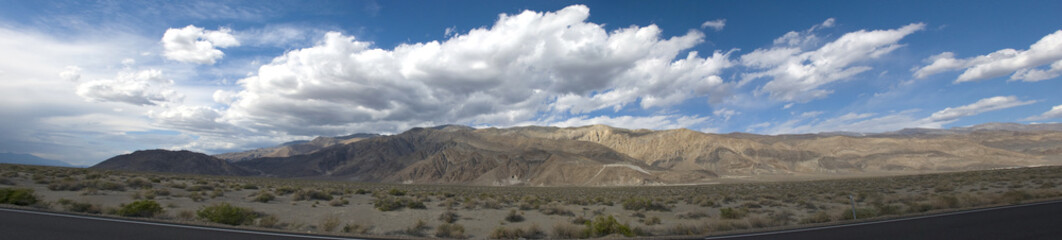 Fototapeta na wymiar Wolken über der Wüste des Death Valley Nationalparks in Kalifornien