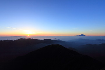 南アルプス北岳での夜明け