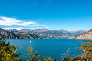 Fototapeta na wymiar jolie vue sur le lac de serre ponçon,prêt du barrage de serre ponçon