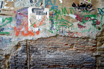 Alte bunte Mauer in Neapel