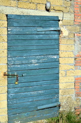 Blaue Holztür in Steinhaus