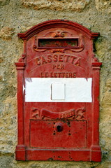 Roter Briefkasten in Italien
