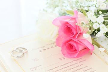 結婚証書とブーケ