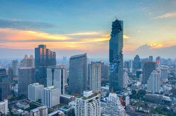 Fototapeta premium Widok z lotu ptaka nowoczesnych biurowców w Bangkoku, kondominium w centrum Bangkoku z zachodem słońca na niebie, Bangkok, Tajlandia